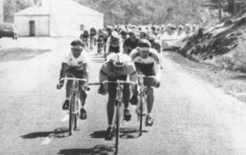 Álvaro Pino participó en el Tour de Francia cinco veces, su mejor puesto fue un octavo lugar que repitió dos veces, en 1986 y en 1988. 
 