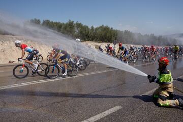 Desde que la Vuelta a Espa?a inici¨® su recorrido por tierras andaluzas han sido frecuentes las im¨¢genes de aficionados y organizadores echando agua a los corredores para combatir el calor extremo. El d¨ªa 23 fueron los bomberos
los encargados de refrescar al pelot¨®n, manguera en mano, durante la s¨¦ptima etapa, entre Archidona y C¨®rdoba.