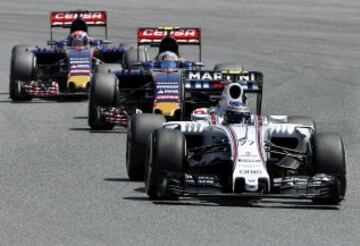  El piloto finlandés Valtteri Bottas (77), del equipo Williams Martini, seguido por el español Carlos Sainz jr, del equipo Toro Rosso y su compañero holandés, Max Verstappen (i) , durante el Gran Premio de España de Fórmula Uno 