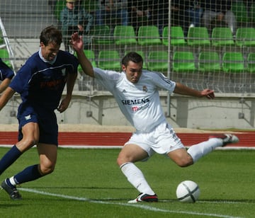 Form車 parte de la plantilla del Real Madrid Castilla C. F. que consigui車 el ascenso a Segunda Divisi車n en la temporada 2004-05. El d赤a 11 de octubre debut車 con el primer equipo. M芍s tarde decidi車 desvincularse del Real Madrid y fich車 por el Real Sporting de Gij車n.