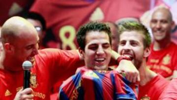 <b>EL GESTO. </b>Puyol y Piqué, con la ayuda de Reina, le ponen la camiseta del Barça a Cesc el pasado lunes.