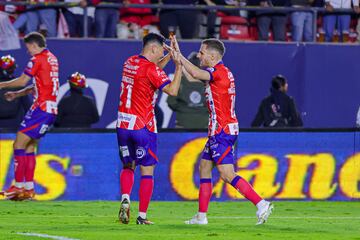 Leonardo Bonatini celebrates his goal 1-0 with Sebastien Salles-Lamonge of San Luis during the Semifinal first leg match between Atletico de San Luis and Monterrey as part of the Liga BBVA MX, Torneo Apertura 2024 at Alfonso Lastras Stadium on December 04, 2024 in San Luis Potosi, Mexico.