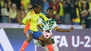 AME5545. BOGOTÁ (COLOMBIA), 03/09/2024.- Sintia Cabezas (i) de Colombia disputa un balón con Camilla Daha de Camerún este martes, en un partido del grupo A de la Copa Mundial Femenina sub-20 entre las selecciones de Colombia y Camerún en el estadio de El Campín en Bogotá (Colombia). EFE/ Carlos Ortega