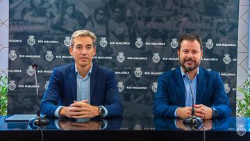 Alfonso Díaz (CEO de negocio) y Pablo Ortells (Director de Fútbol) del RCD Mallorca en rueda de prensa.