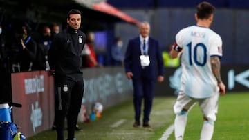 Argentina&#039;s coach Lionel Scaloni (L) looks as Argentina&#039;s Lionel Messi controls the ball next to the line during the 2022 FIFA World Cup South American qualifier football match against Ecuador at La Bombonera stadium in Buenos Aires on October 8, 2020, amid the COVID-19 novel coronavirus pandemic. (Photo by AGUSTIN MARCARIAN / POOL / AFP)