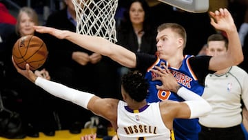 LAX23. LOS ÁNGELES (CA, EE.UU.), 11/12/2016.- Kristaps Porzingis (d) New York Knicks bloquea a D'Angelo Russell (i) de Los Ángeles Lakers hoy, domingo 11 de diciembre de 2016, durante un juego de la NBA en el Staples Center en Los Ángeles (EE.UU.). EFE/ARMANDO ARORIZO