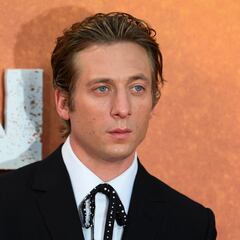 Jeremy Allen White reveals how trying to sing ‘Born in the USA’ literally knocked him out