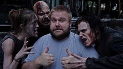 Robert Kirkman con los zombis de The Walking Dead