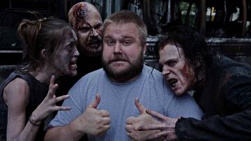 Robert Kirkman con los zombis de The Walking Dead