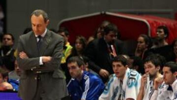 <b>ABATIDOS. </b>Messina, cabizbajo, asume la derrota durante los últimos instantes de la final de Copa mientras Begic, Mirotic, Llull y Vidal observan desde el banquillo.