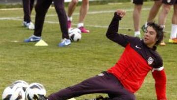 Óliver disputa un balón en un momento de la sesión de trabajo de ayer.