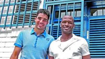 <b>UNA PLAZA PARA DOS. </b>Sergio Díaz y Noe Pamarot posan para AS tras el entrenamiento de ayer en el Rico Pérez. Ambos esperan ser titulares ante el Cádiz.