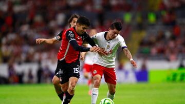 AME8797. GUADALAJARA (MÉXICO), 11/05/2023.- Diego Barbosa (i) de Atlas disputan hoy el balón con Pável Pérez del Guadalajara, durante un partido por los cuartos de final del torneo Clausura 2023 de la Liga MX, en el Estadio Jalisco en Guadalajara (México). EFE/ Francisco Guasco