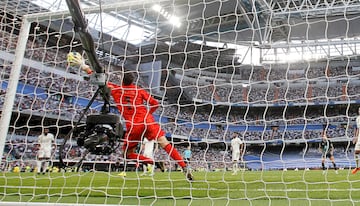 El portero belga del equipo madrileño no pudo hacer nada en el remate de gol del jugador del Almería, Robertone. 