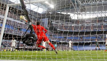 El portero belga del equipo madrileño no pudo hacer nada en el remate de gol del jugador del Almería, Robertone. 