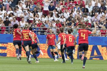 Dos minutos después de marcar Rapinoe el conjunto español aprovechó un error en la salida de balón estadounidense y Jenni de vaselina bate a Naeher.