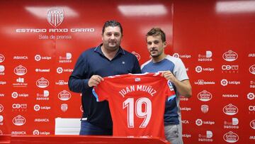 Juan Mu&ntilde;iz durante su presentaci&oacute;n como futbolista del Lugo.