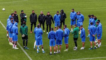 Los jugadores del Getafe atienden las instrucciones de Bordalás en el entrenamiento de ayer.