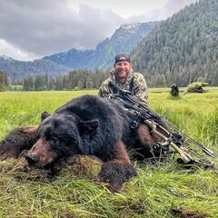 Carson Wentz, quarterback de la NFL, caza oso y lo presume en Instagram