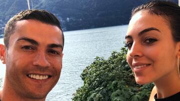 Cristiano Ronaldo y Georgina Rodríguez muy sonrientes al aire libre en agosto de 2018