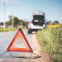 Luz V16 de la DGT: ¿siguen siendo obligatorios los triángulos de emergencia?