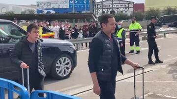 La directiva del Valencia pone rumbo a Sevilla y le cae la mundial: vean la cara de Murthy