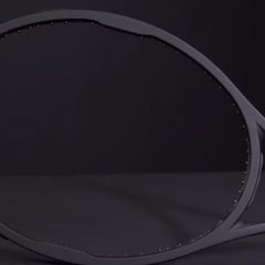 ¿Cuáles son las ventajas de jugar al tenis con una raqueta pesada?