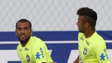 Alves, durante un entrenamiento con Neymar.