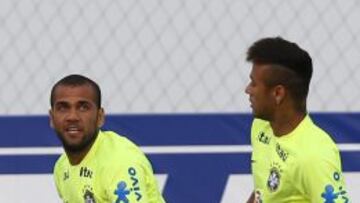 Alves, durante un entrenamiento con Neymar.