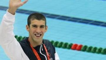 <b>EL MEJOR.</b> El estadounidense celebra su séptima medalla en estos Juegos.