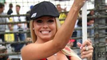 <b>Así cualquiera</b> Red Bull no da alas, las lleva incorporadas. Sobre el asunto de la aerodinámica no merece la pena insistir: basta con observar el ombligo oblicuo de la joven. La esperanza es que Ferrari haya aprendido algo y arroje pronto a Domenicali desde la estratosfera. Con airbag, se entiende.