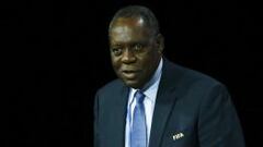 Hayatou asume la presidencia interina de la FIFA por Blatter