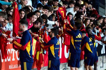 Los jugadores firmando autógrafos al finalizar el entrenamiento.