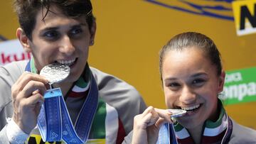 Diego Balleza y Viviana del Ángel, medallistas de plata en los Mundiales de World Aquatics de Fukouka 2023.