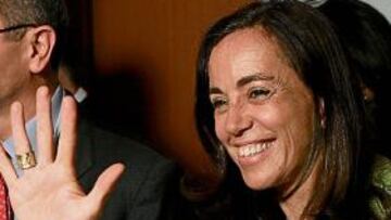 <b>OBJETIVO CUMPLIDO. </b>Mercedes Coghen muestra su satisfacción, en presencia de Ruiz-Gallardón.