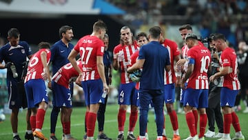 Simeone dialoga con sus futbolistas durante el partido contra el combinado coreano.