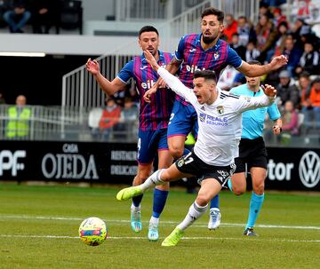 Otro que le está cogiendo el gusto a entrar en el once de la jornada. A pesar de la derrota, Gaspar Campos adelantó al Burgos con un precioso tanto desde fuera del área. Amago para sentar a su par y disparo imparable.