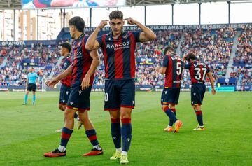 Andrés García celebra su primer gol con el Levante.