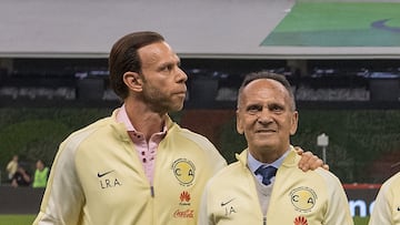 (L-R) Luis Roberto ALves Zague son and Jose Alves Zague father during the match America vs Tijuana at Azteca Stadium, Apertura 2016 MX League, on October 15, 2016.
<br><br>
(I-D), Luis Roberto ALves Zague Hijo y Jose Alves Zague durante el Partido America vs Tijuana en el Estadio Azteca, Partido Correspondiente a la Jornada 13 del Torneo Apertura 2016 Liga BBVA Bancomer MX, el 15 de Octubre de 2016.
