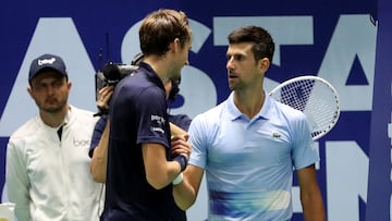 Djokovic salva un mal día por la retirada de Medvedev