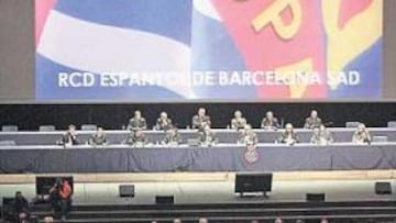 <b>LARA ESTUVO MUY CERCA DE ABANDONAR LA JUNTA</b>. José Manuel Lara Bosch y miembros de la candidatura liderada por Claudio Biern estuvieron a punto de abandonar la junta al entender que los turnos de palabras no eran equitativos. Lara creía escasos los tres minutos que tenía para hablar.