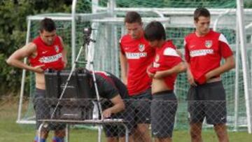 EL LATERAL SE RETIR&Oacute; LESIONADO. Manquillo se tuvo que retirar del entrenamiento vespertino de ayer por una sobrecarga en el cu&aacute;driceps de su pierna derecha. En un principio la dolencia no debe revestir mayor gravedad y s&oacute;lo se retir&oacute; por precauci&oacute;n. Desde que se incorpor&oacute; con el grupo el martes, tras el Mundial Sub-20, el canterano ha estado realizando trabajo alternativo para ir cogiendo poco a poco el tono del equipo. Sa&uacute;l sigue con el equipo, pero se ir&aacute; cedido a un Primera, posiblemente el Rayo.