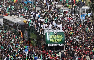 La selección de Senegal celebra con su afición el triunfo en la Copa África por las calles de Dakar.