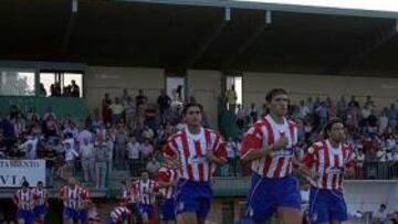 <b>TRADICIONAL VISITA. </b>Los jugadores rojiblancos saltan al césped en Segovia. Su última visita fue en la temporada 2004-05.