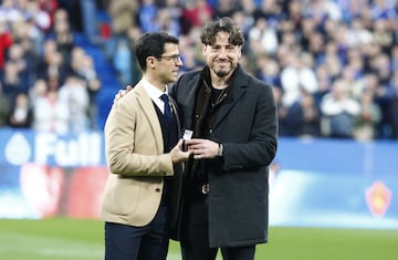 El director general Fernando Lpez impone la insignia de oro del Real Zaragoza a Cristian ?lvarez.