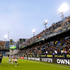 Una cartulina le cuesta 602 euros de multa al Cádiz