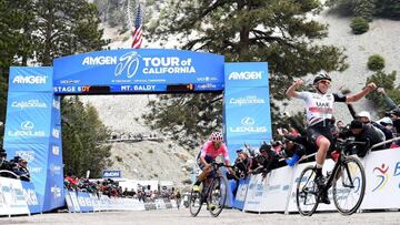 Tadej Pogacar celebra su victoria por delante de Sergio Higuita en la cima del Mount Baldy en la sexta etapa del Amgen Tour de California 2019.