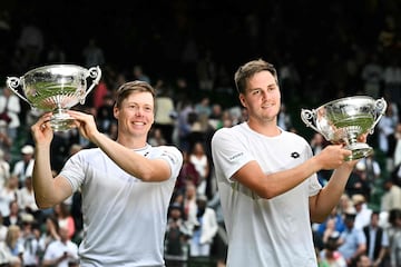 Harri Heliovaara y Henry Patten, con el trofeo de campeones. 