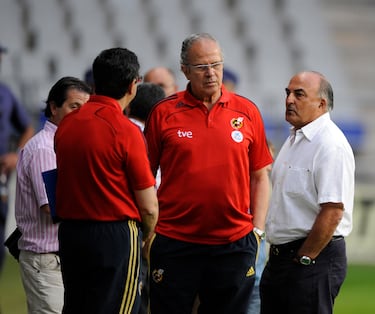 El seleccionador vasco llevó el éxito al fútbol español. Antes había sido campeón de Europa Sub-21 en 1998. Repitió triunfo en 2002. Fue seleccionador absoluto entre 2002 hasta después de la Eurocopa de 2004, en la que España es eliminada en la fase de grupos. Se retiró de la primera fila en 2008, tras dirigir su último partido con La Rojita. También entrenó a Athletic, Las Palmas y Albacete en su carrera.