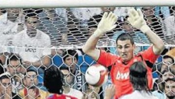 <b>IKER EVITÓ EL EMPATE DEL KUN</b>. Fue una repetición casi calcada de la jugada del derbi del año pasado. A poco del final, Agüero se encontró cara a cara con Casillas. Como en aquel partido, el argentino intentó batir de vaselina al portero. La diferencia es que hace un año el balón se marchó por encima del larguero y ayer fue Casillas el que evitó el gol del Kun. Iker saltó, atrapó la pelota y el Atlético no pudo empatar.